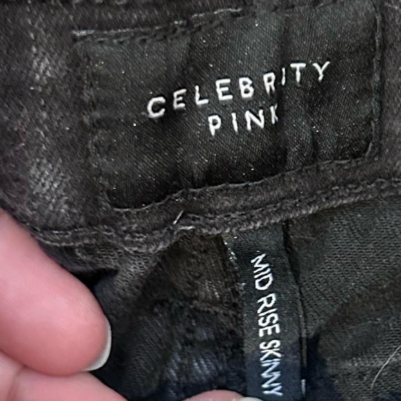 Midrise ripped skinny jean, stretchy and fitted. Size 11 - Picture 3 of 4